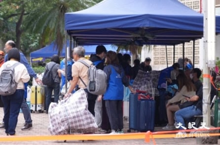 Người dân trở lại Wang Fuk Court sau cháy lớn: ’40 năm gom góp nay hóa tro tàn’