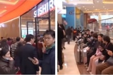 Bất chấp căng thẳng của ĐCSTQ, người TQ vẫn xếp hàng dài ăn Sushi Nhật ở Thượng Hải