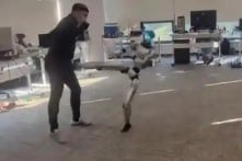 [Video] Robot Trung Quốc bất ngờ đá trúng huấn luyện viên trong lúc huấn luyện