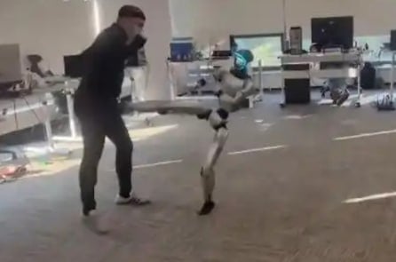 [Video] Robot Trung Quốc bất ngờ đá trúng huấn luyện viên trong lúc huấn luyện