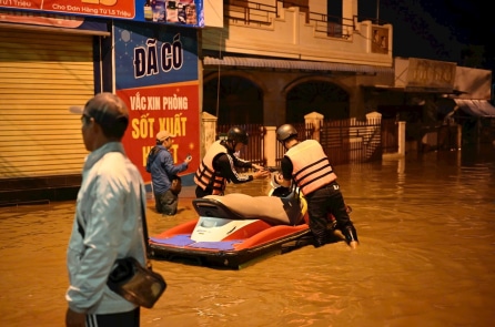 Người dân Lâm Đồng trắng đêm di dời khỏi vùng ngập sâu do lũ từ sông Quao