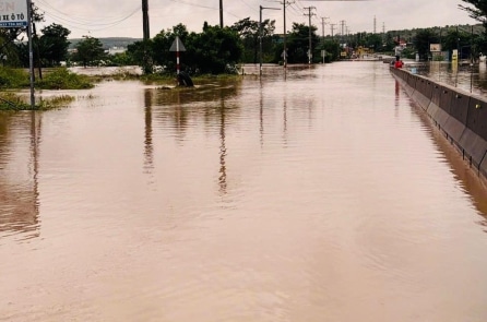Nước lũ cuốn trôi tàu thuyền ở Lâm Đồng, quốc lộ 1 và cao tốc bị chia cắt
