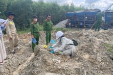 Phát hiện hơn 700 tấn chất thải bã bê tông đổ trái phép tại Quảng Ngãi