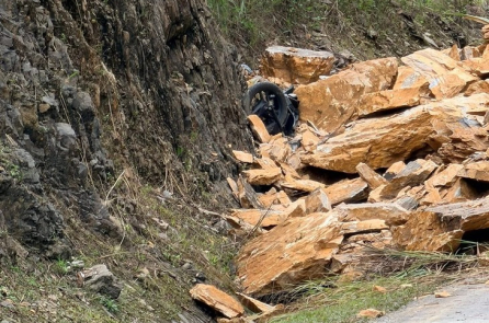 Sạt lở đất đá trên quốc lộ 6 qua Phú Thọ khiến 3 người thiệt mạng [VIDEO]