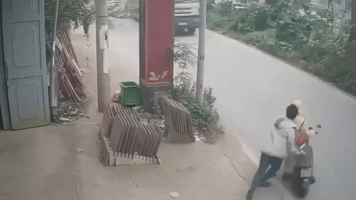 Bắt tài xế đẩy đại úy CSGT vào đầu xe tải đang chạy ở Hà Nội