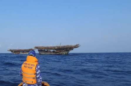 Tàu cá cháy chìm trên biển Trường Sa, 55 thuyền viên được cứu an toàn