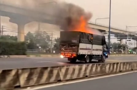Tài xế lái xe tải chở pin cháy ngùn ngụt đến trụ sở cảnh sát cầu cứu [VIDEO]