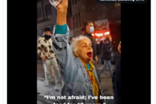 VIDEO bà mẹ Iran giơ tay lên đón lấy nòng súng, gây rúng động MXH Trung Quốc