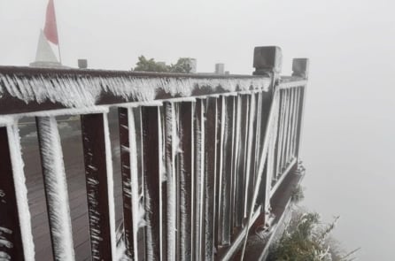 Băng giá phủ trắng đỉnh Fansipan khi nhiệt độ xuống -3°C