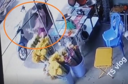 Bánh xe đầu kéo văng trúng người phụ nữ, nạn nhân nguy kịch [VIDEO]