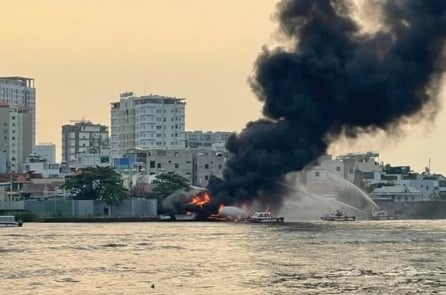 TP.HCM: Du thuyền bốc cháy dữ dội gần cầu Sài Gòn