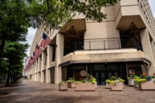 FBI khám xét nhà phóng viên Washington Post vì nghi rò rỉ thông tin