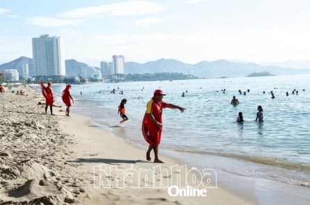 Lực lượng cứu hộ Nha Trang cứu kịp 7 người bị sóng cuốn trong một ngày