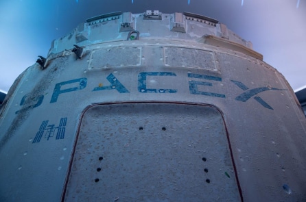 SpaceX hạ 4.400 vệ tinh xuống quỹ đạo thấp năm 2026, giúp giảm va chạm, rác vũ trụ