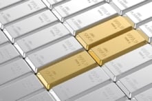 Vàng vượt mốc lịch sử 4.700 USD, bạc lập đỉnh mới khi chứng khoán Mỹ lao dốc