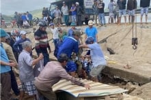 Sập bờ kè sông Ba (Đắk Lắk), 4 người dân tử vong [VIDEO]