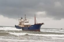 Tàu ‘ma’ chữ Trung Quốc mắc cạn Quảng Ngãi: Chủ tàu Trung Quốc liên hệ nhận lại