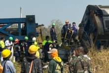 Cần cẩu đổ sập đè trúng đoàn tàu ở Thái Lan, ít nhất 25 người thiệt mạng