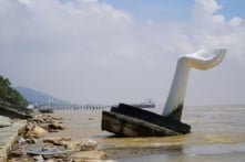 Sau 3 năm, công trình bàn tay khổng lồ hơn 300 triệu đồng ở biển Thanh Hóa bị di dời