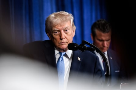 Ông Trump ngửa bài đếm ngược, rộ tin Mỹ có thể tấn công Iran ngày 1/2