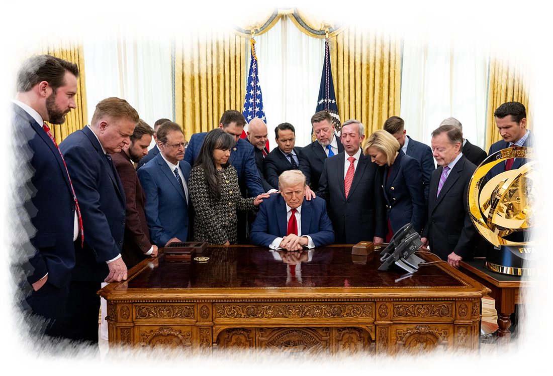 Tổng thống Mỹ Donald Trump cầu nguyện cùng các lãnh đạo tôn giáo. (Ảnh: The White House)