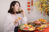 Sợ tăng cân ngày Tết? 6 bí quyết xua tan nỗi lo