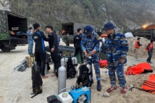 Đặc công Hải quân vớt được một nạn nhân trong vụ lật tàu trên hồ Thác Bà