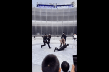 Robot hình người của XPeng Motors vừa trình làng đã ngã phải được khiêng ra