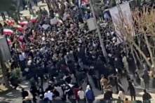 Tổng thống Iran tuyên bố không khuất phục khi biểu tình gia tăng