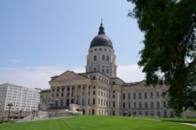 Luật mới ở Kansas yêu cầu người chuyển giới điều chỉnh thông tin giới tính trên giấy tờ