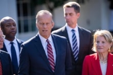 Ông John Thune: Đòn tấn công Iran nên cần hướng tới thay đổi chế độ