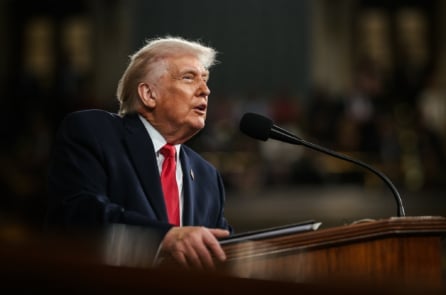 Ông Trump kêu gọi hộ tống tàu qua Hormuz, nói Iran là “hổ giấy”