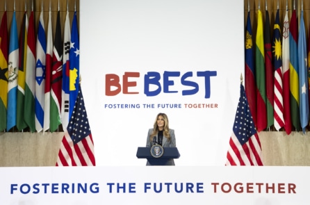 Đệ nhất phu nhân Melania Trump xuất hiện cùng robot hình người tại hội nghị AI ở Nhà Trắng