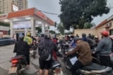 Giá xăng tăng mạnh vào nửa đêm, vượt 30.000 đồng/lít