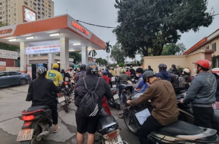 Giá xăng tăng mạnh vào nửa đêm, vượt 30.000 đồng/lít