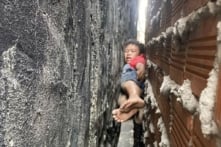 Cứu bé trai mắc kẹt ngang chừng trong khe tường hẹp