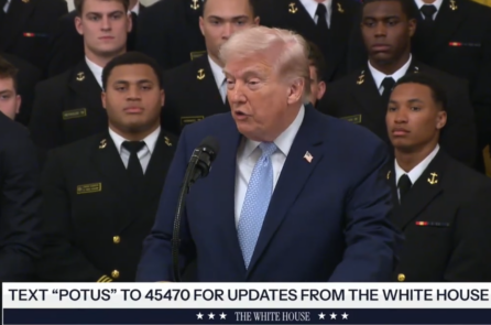 Ông Trump dự lễ trao giải tại Học viện Hải quân, không khí giao lưu vui vẻ, hài hước