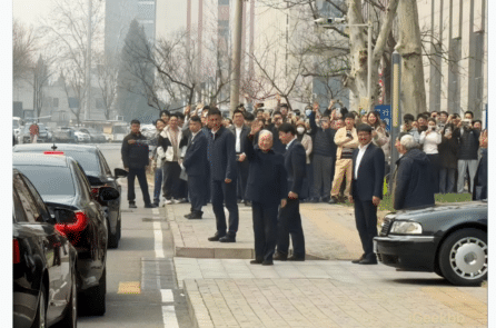 Video ghi lại cảnh ông Ôn Gia Bảo xuất hiện trước công chúng gây sốt trên mạng