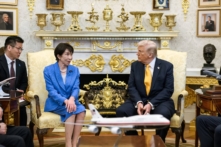 Báo Nhật: Ông Trump bênh vực bà Takaichi khi ông Tập chỉ trích bà