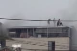 Phá mái tôn cứu người trong vụ cháy lớn tại ngôi nhà 7 tầng ở Hà Nội [VIDEO]