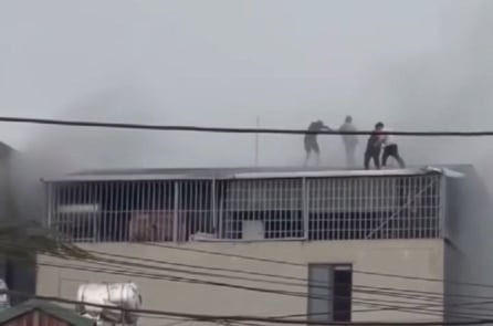 Phá mái tôn cứu người trong vụ cháy lớn tại ngôi nhà 7 tầng ở Hà Nội [VIDEO]