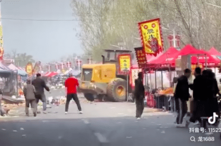 Xe ủi lao vào đám đông tại chợ Phòng Sơn, Bắc Kinh; số lượng thương vong chưa rõ