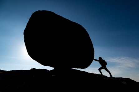 Nhân sinh cảm ngộ: Tảng đá trong lòng thường phải tự mình dời đi