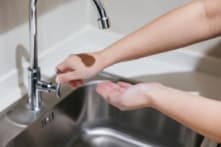 Bộ Công an đề xuất tạm ngừng xuất cảnh, cắt điện nước để cưỡng chế vi phạm hành chính