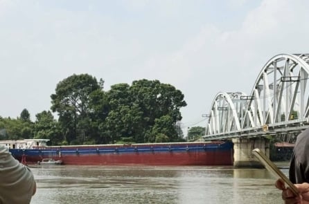 Sà lan tông cầu Ghềnh, nhiều người trên cầu bị thương