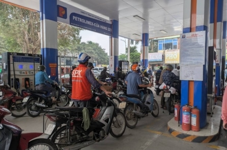 Giá xăng giảm hơn 5.600 đồng/lít trong đêm, về mức hơn 24.000 đồng/lít