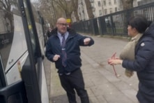 Học viên Pháp Luân Công bị hành hung gần Bảo tàng Anh, dấy lên lo ngại về đàn áp xuyên quốc gia