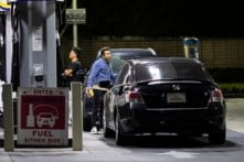 Giá dầu tăng vọt, thị trường chứng khoán, trái phiếu, tiền tệ và giá vàng biến động theo