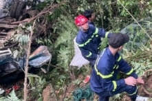 Ô tô tải lao xuống vực sâu 200 m trên đèo Vi Ô Lắc, một người tử vong