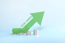 Ông Trump: Đàm phán Mỹ – Iran tiến triển, Dow Jones bật tăng hơn 800 điểm